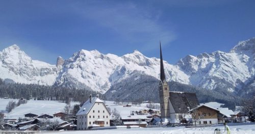 kerkje van Maria Alm met het witte dorpshuis. Wintersport in Ski Amadé