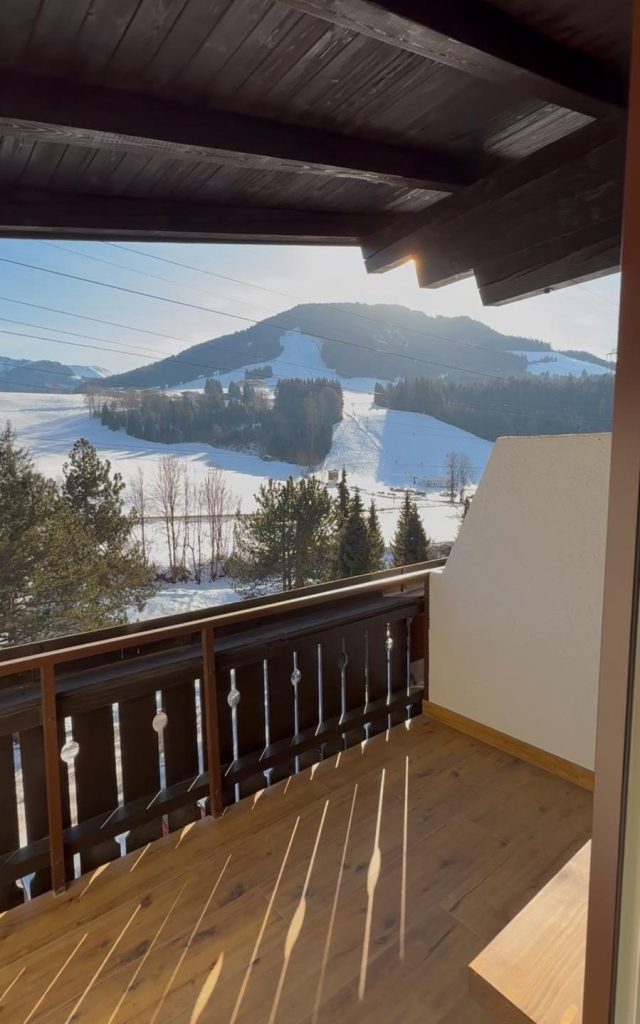 wintersport met uitzicht over Maria Alm, Hochkonig en de bergen vanaf balkon