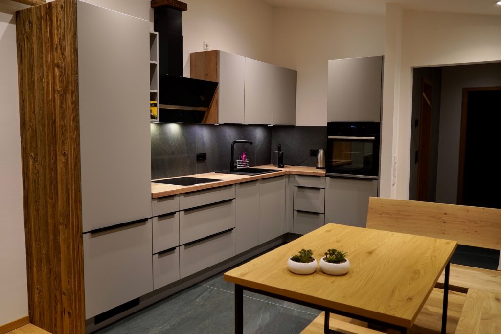 grote eethoek en een luxe open keuken en koken op inductie