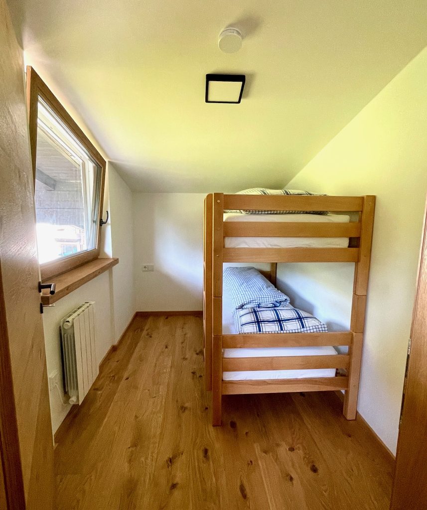 slaapkamer met een stapelbed
