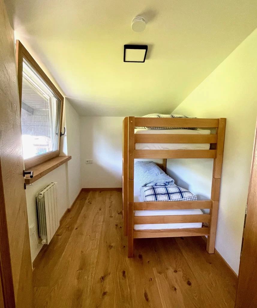slaapkamer met een stapelbed