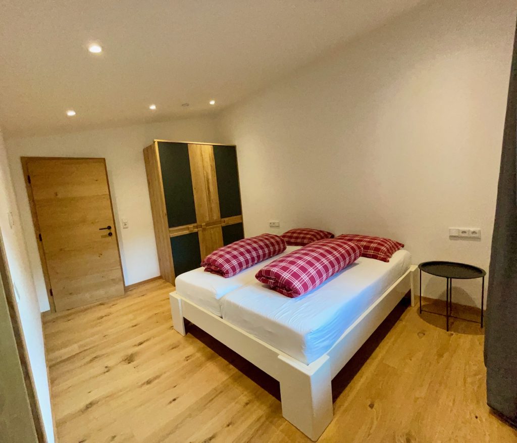 grote masterbedroom met genoeg opbergruimte