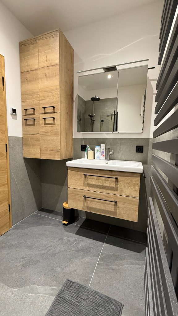 een luxe badkamer met vloerverwarming