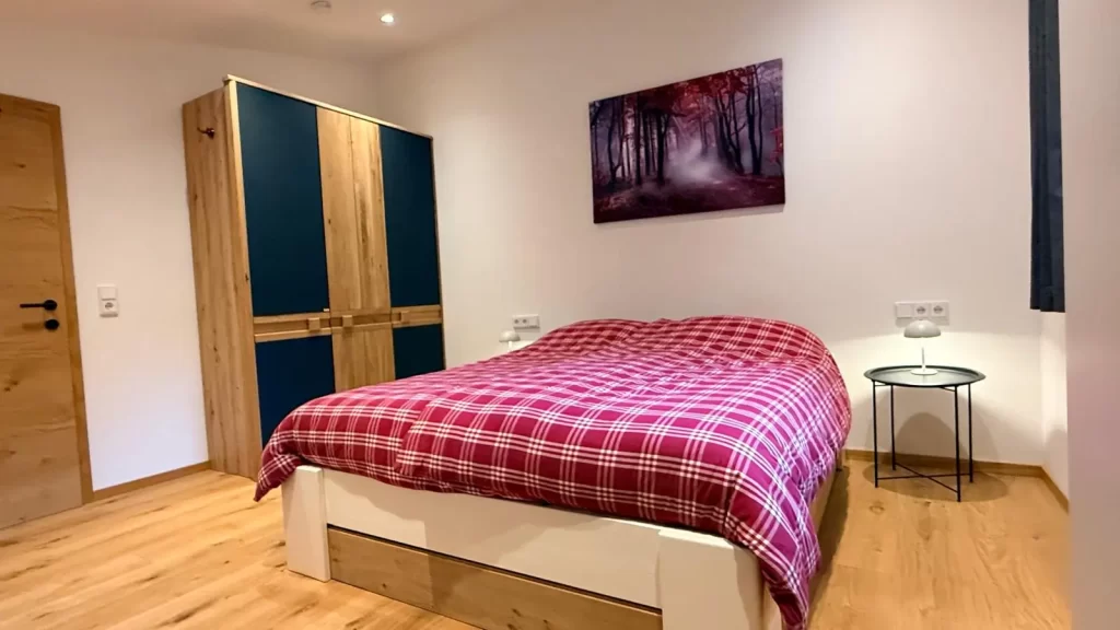 Ruime slaapkamer met genoeg kastruimte