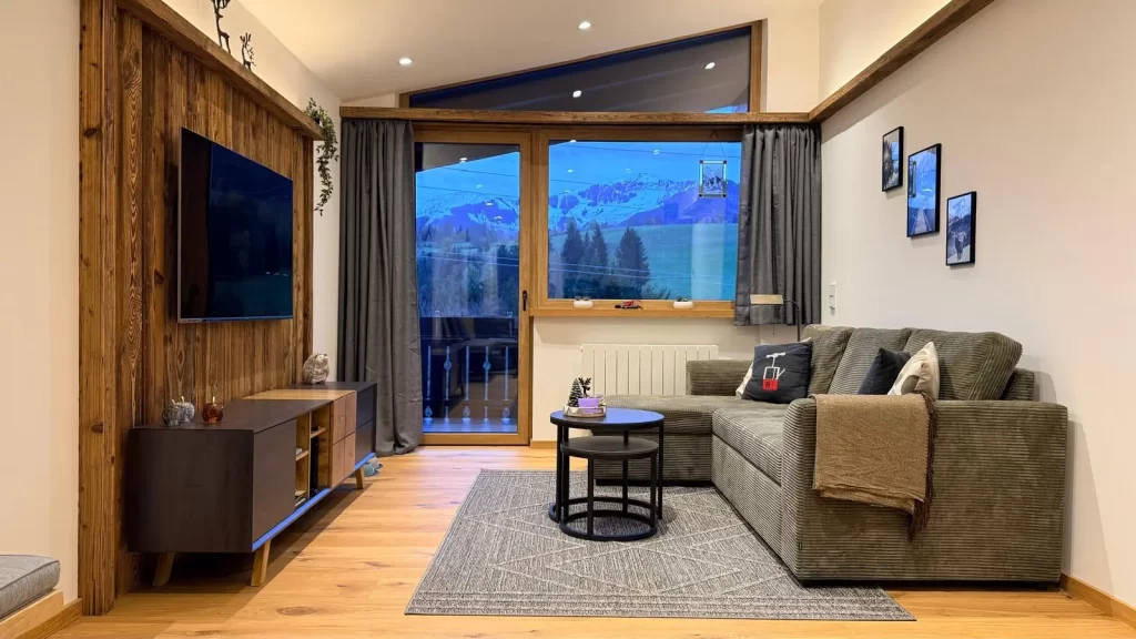 Woonkamer met uitzicht over de bergen en skipistes